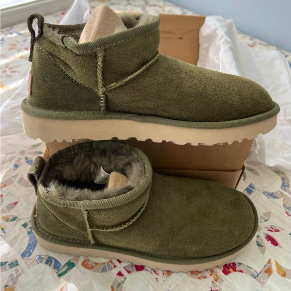 🫒 NWB Ultra Mini Ugg Boots in Olive Green - Picture 5 of 7